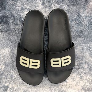 AUTHENIC BALENCIAGA
SIZE 43UK 10US Glow-in-the-dark Bb Logo